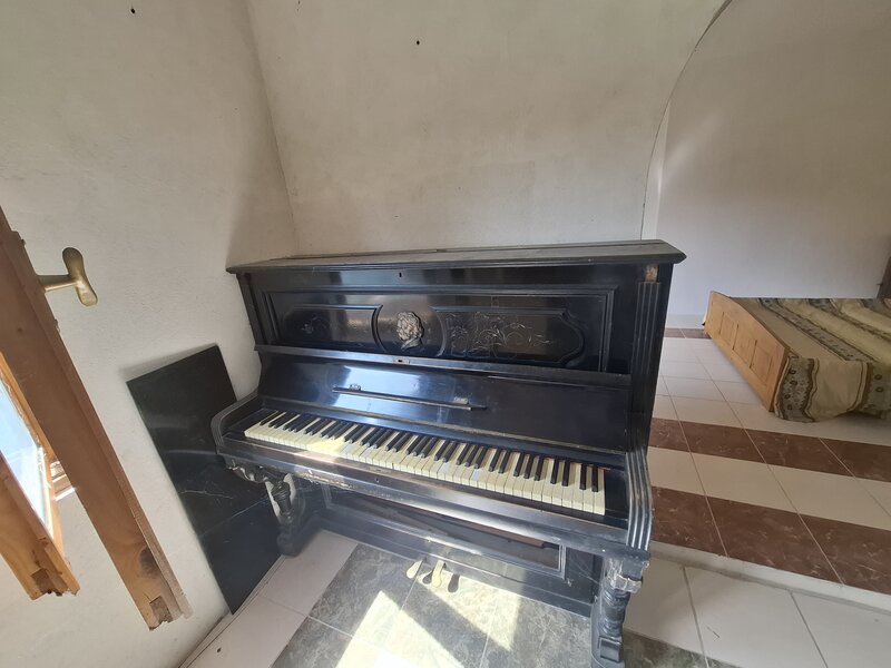 Fieni (Dambovita) Vand casa cu 6 camere, P+Etaj+M